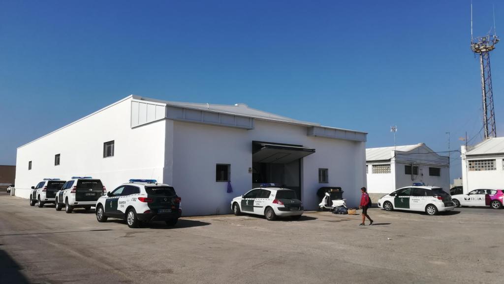 Nave cedida por un empresario local en el interior del puerto de Barbate (Cádiz).