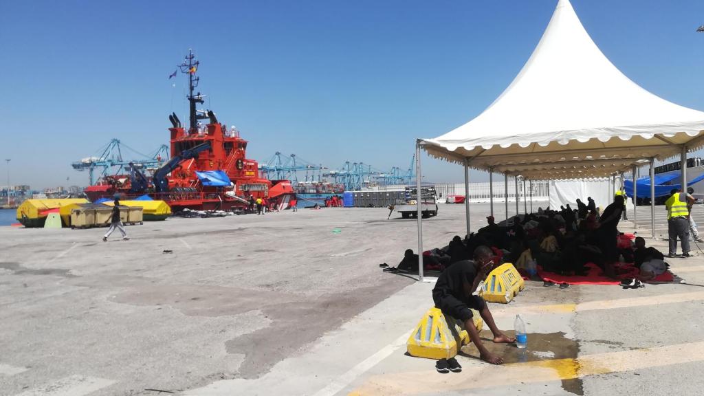 Dique norte del puerto de Algeciras, donde hasta ayer han permanecido en torno a 350 inmigrantes durante cuatro días.
