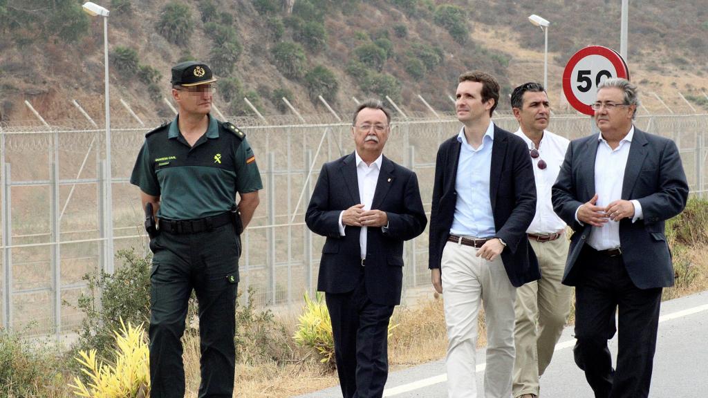 El líder del PP, Pablo Casado, este miércoles en la frontera de Ceuta con Marruecos.