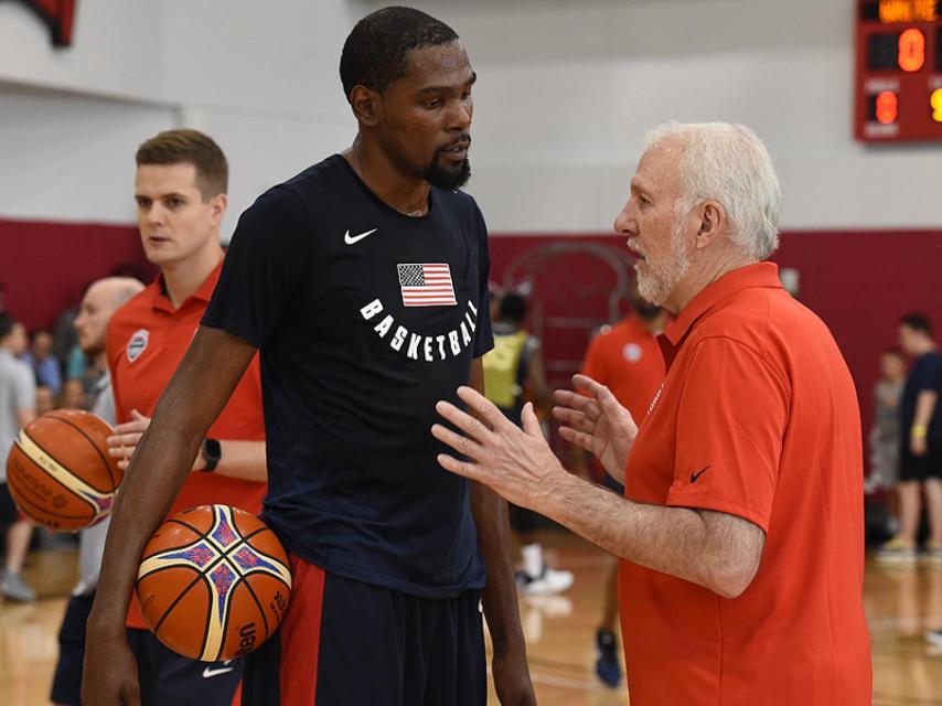 Gregg Popovich y Kevin Durant, en el Training Camp de Las Vegas. Foto: www.usab.com