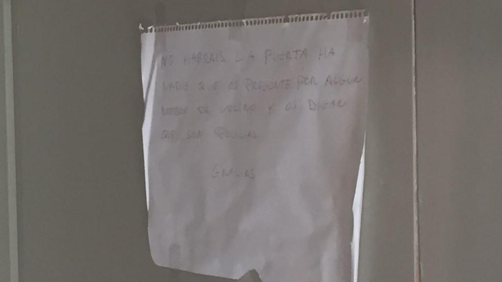 Mensaje de aviso en la sede del sindicato de manteros de Barcelona