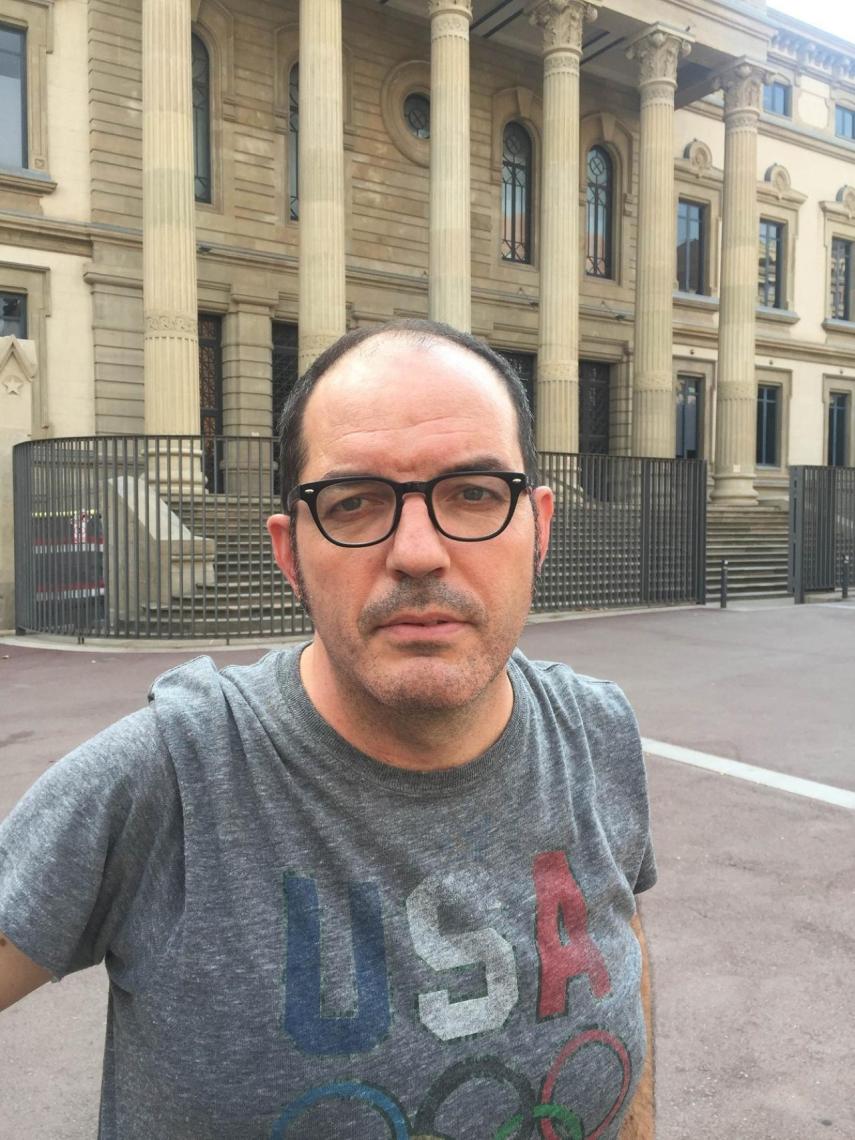 Fermín Villar, de la Plataforma contra los Manteros, en la puerta del Hospital Clínic