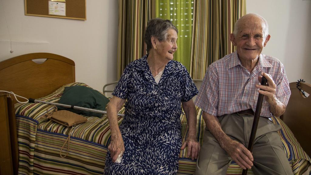 Encarna y Antonio en el dormitorio de la residencia que compartirán desde hoy en Alcaracejos (Córdoba).