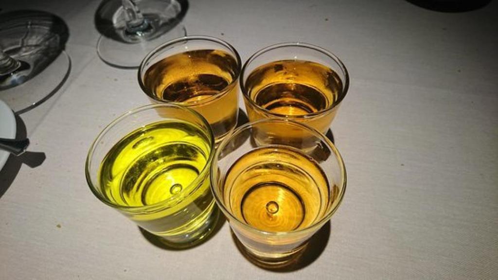 Un montón de chupitos de orujo de hierbas dispuestos para ser tomados tras una copiosa comida.