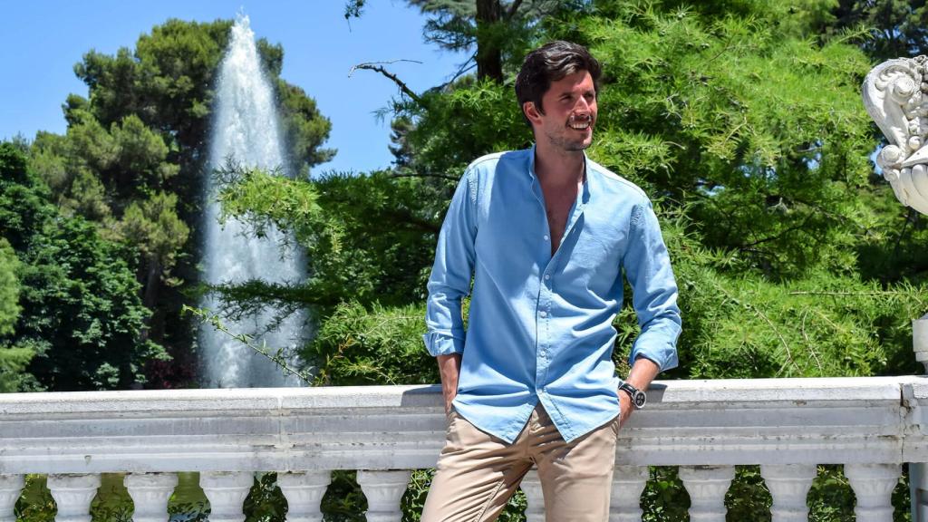 Un modelo posando con una de las camisas unisex de la marca.