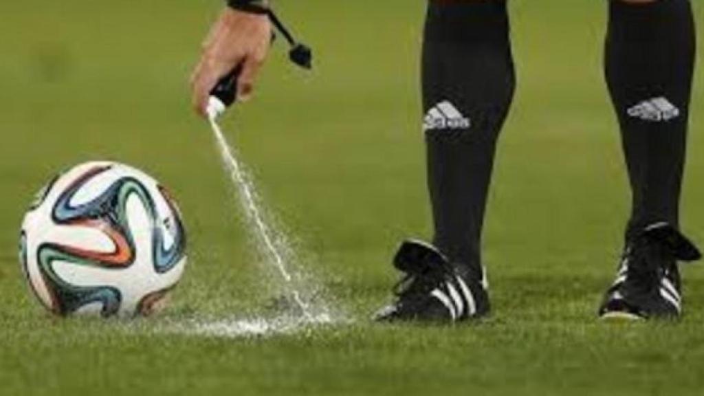 Un árbitro utiliza el spray para marcar el lugar de una falta.