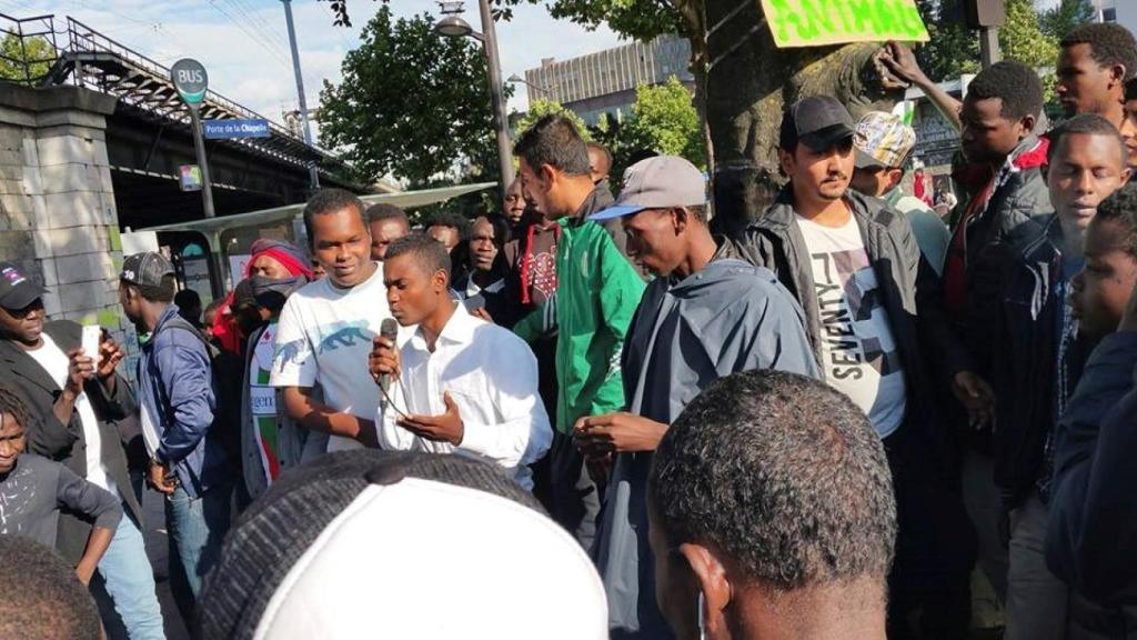 Un grupo de migrantes se concentra en esta zona conflictiva de París.