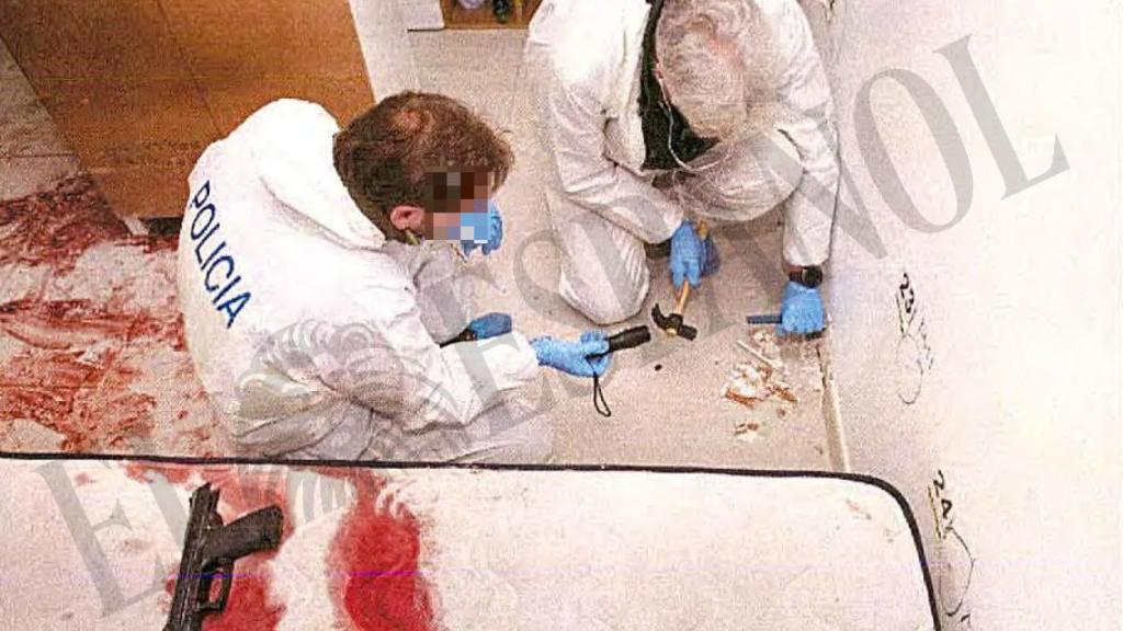 Agentes de la Científica en la escena del crimen tras una operación contra el narcotraficante Sito Miñanco.