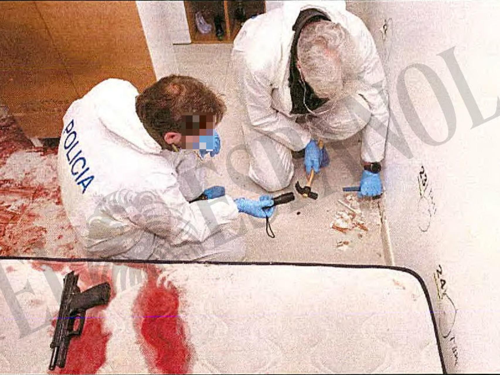 Agentes de la Policía Científica trabajan en la escena del tiroteo.