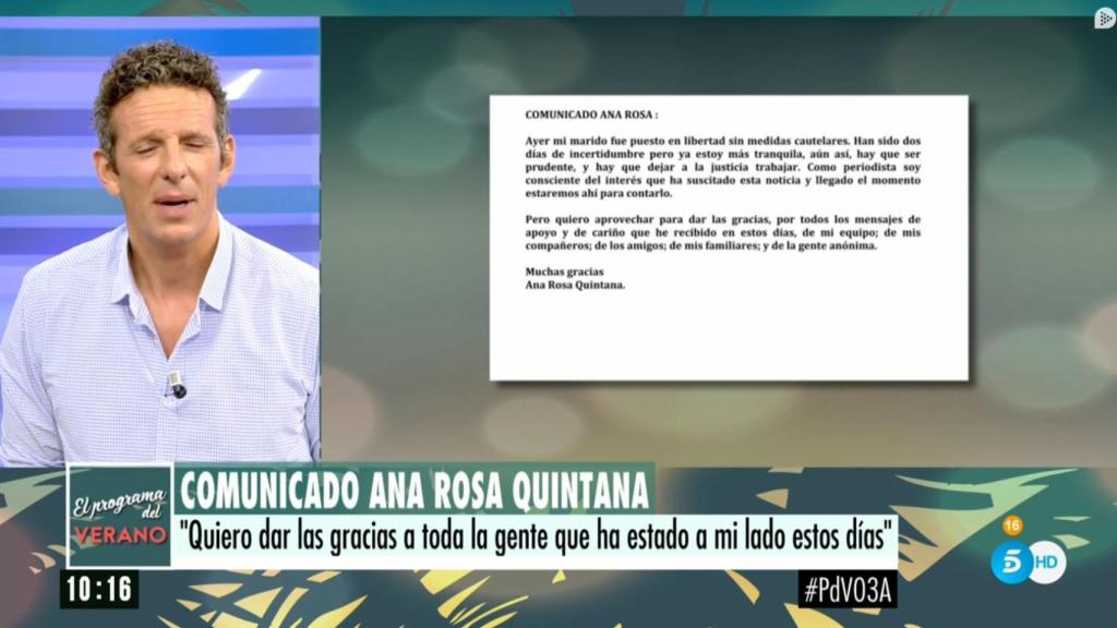 Joaquin Prat junto al comunicado en el programa.