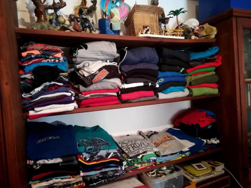 Paqui está reformando la casa. Pronto instalará armarios nuevos en los que poder guardar la ropa de los niños que ahora amontona en estanterías.