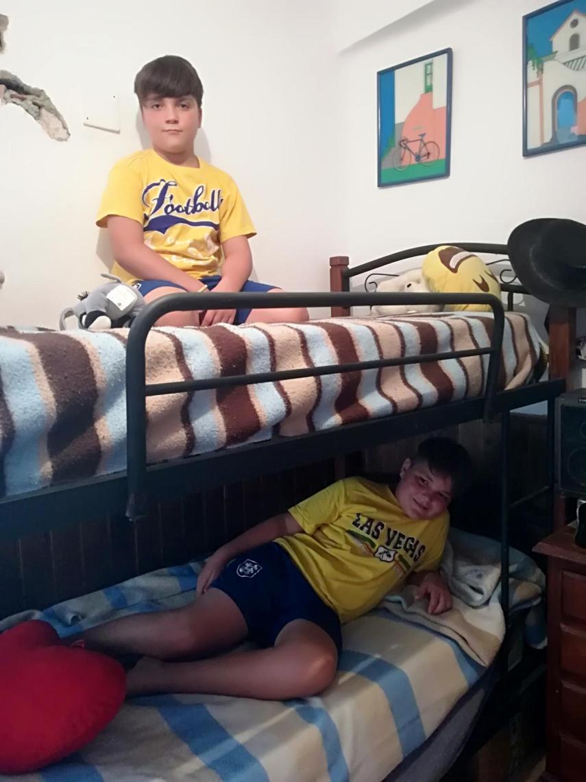 Samuel, de 10 años, en la litera superior, duerme en la misma habitación que su hermano Tomás, un año mayor que él. Ahora mismo, en la casa de su abuela hay 10 camas.