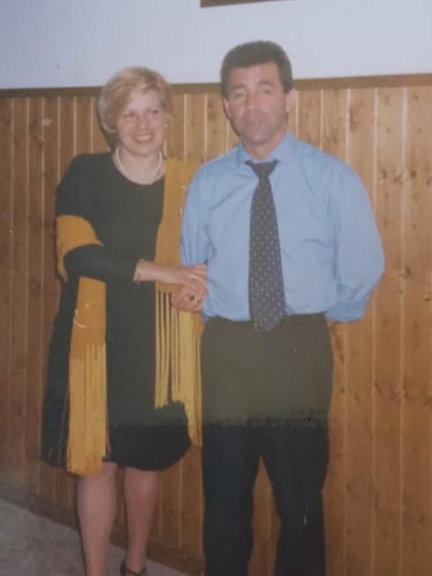 Paqui García y su difunto marido, que falleció a mediados de 2005 víctima de un cáncer. El hombre, que se llamaba Pepe, conoció a sus tres primeros nietos.