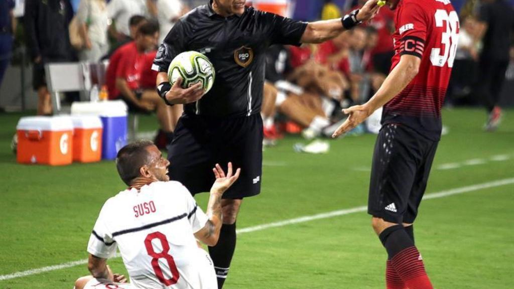 MAtteo Darmian (dcha.) discute con Suso (izda) en un partido de pretemporada