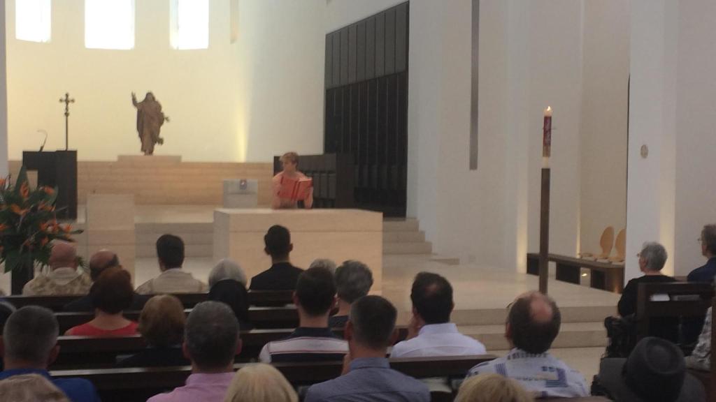Joven desnudo en el altar