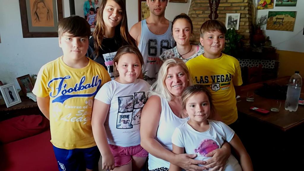De izquierda a derecha y de arriba hacia debajo: Samuel, de diez años; Yanira (15), José (17), Samanta (13),  Paqui (9), Tomás (11), y Marta (6), que está en brazos de su abuela.
