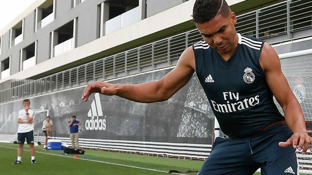 Casemiro entrena con el Madrid bajo la mirada de Celades (izquierda) y Rayo (derecha)