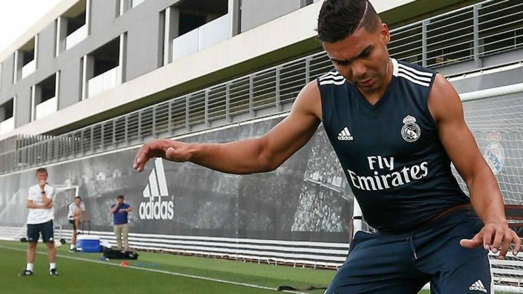 Casemiro entrena con el Madrid bajo la mirada de Celades (izquierda)