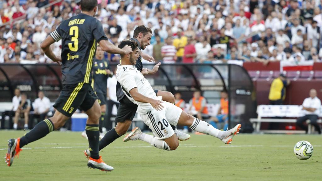 Chiellini, frente a Marco Asensio.
