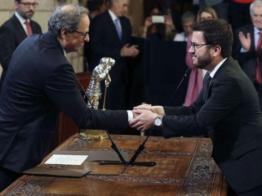 Pere Aragonès durante su toma de posesión como consejero, frente a la figura de Sant Jordi.