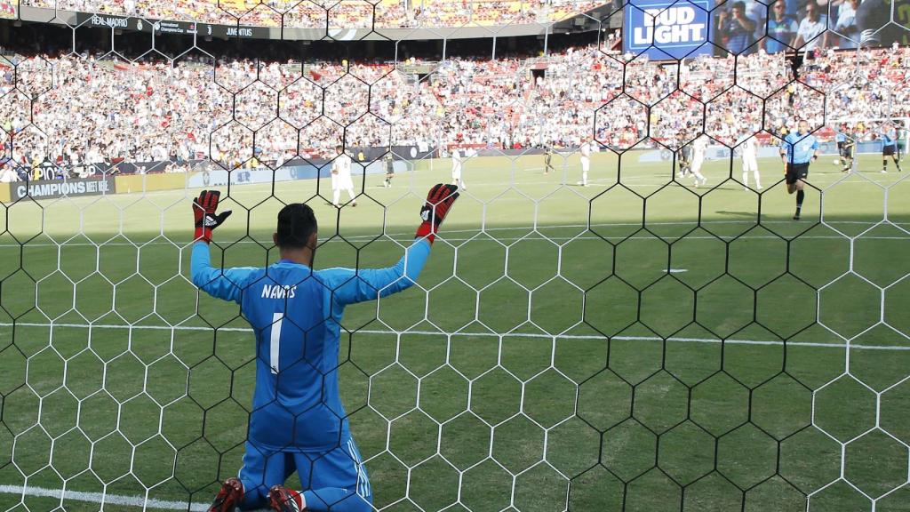 Keylor Navas rezando antes de un partido con el Madrid