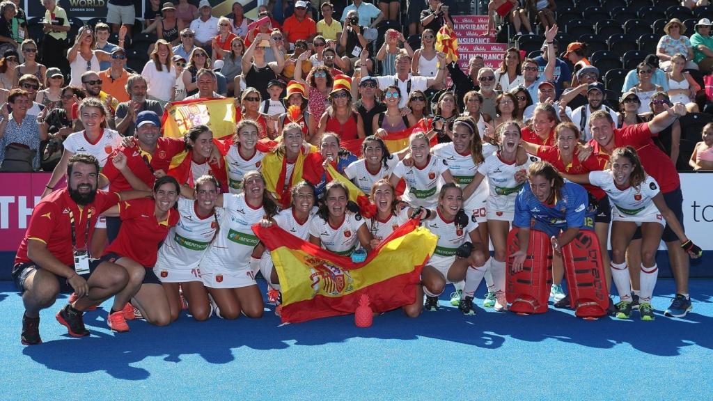 La selección española de hockey femenino celebra el bronce en el mundial.