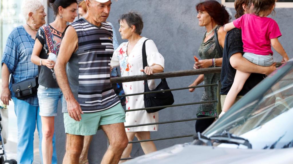 Santi Potros a la salida de la Herriko Taberna de Lasarte donde ha celebrado su puesta en libertad.