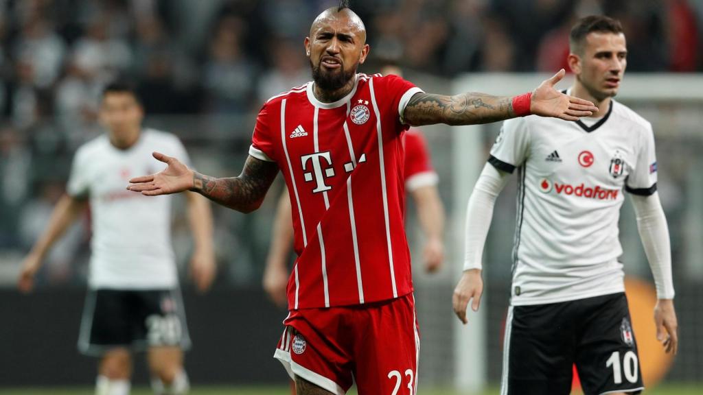 Arturo Vidal protesta durante un encuentro del Bayern Múnich.