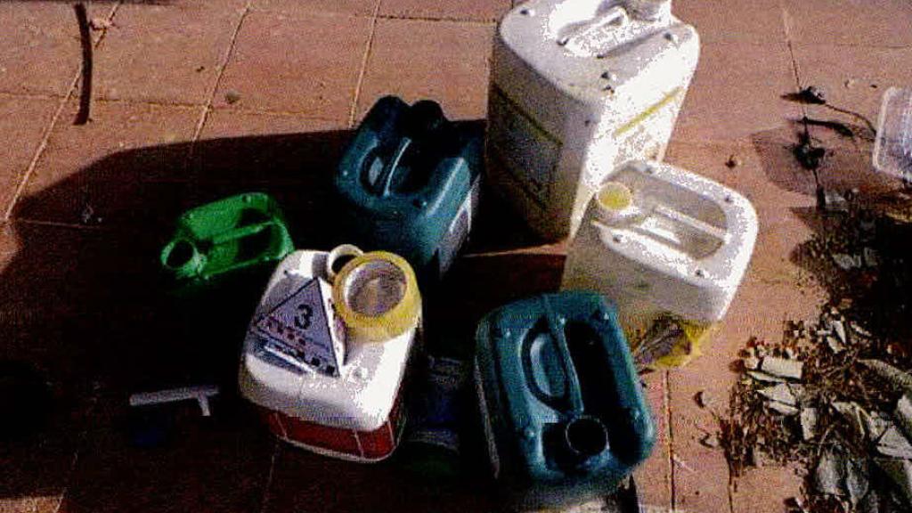 Garrafas de productos químicos utilizadas por la célula yihadista.