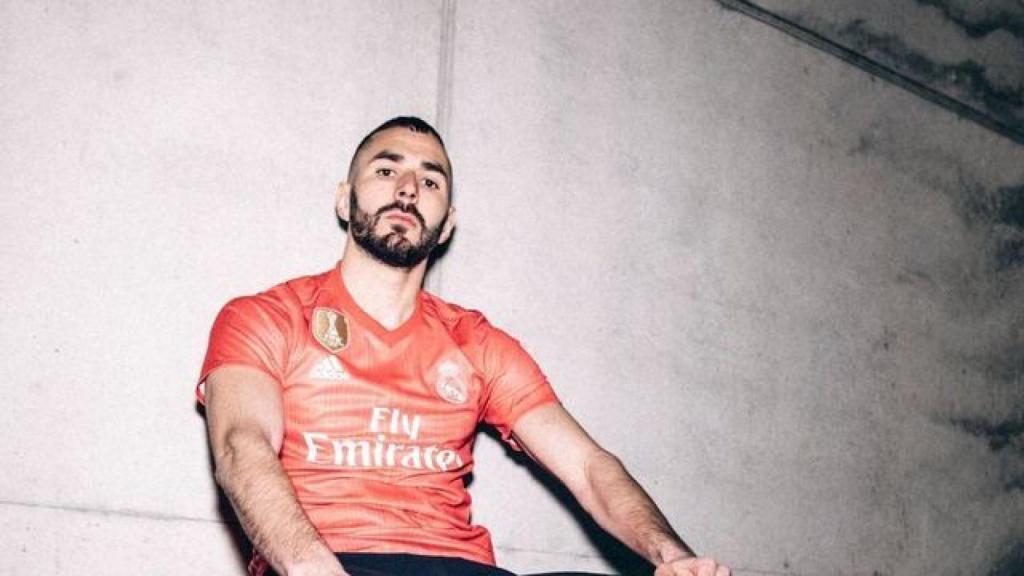 Benzema posa con la tercera equipación.