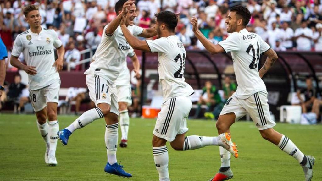 Lucas Vázquez celebra un gol junto a Asensio y Ceballos