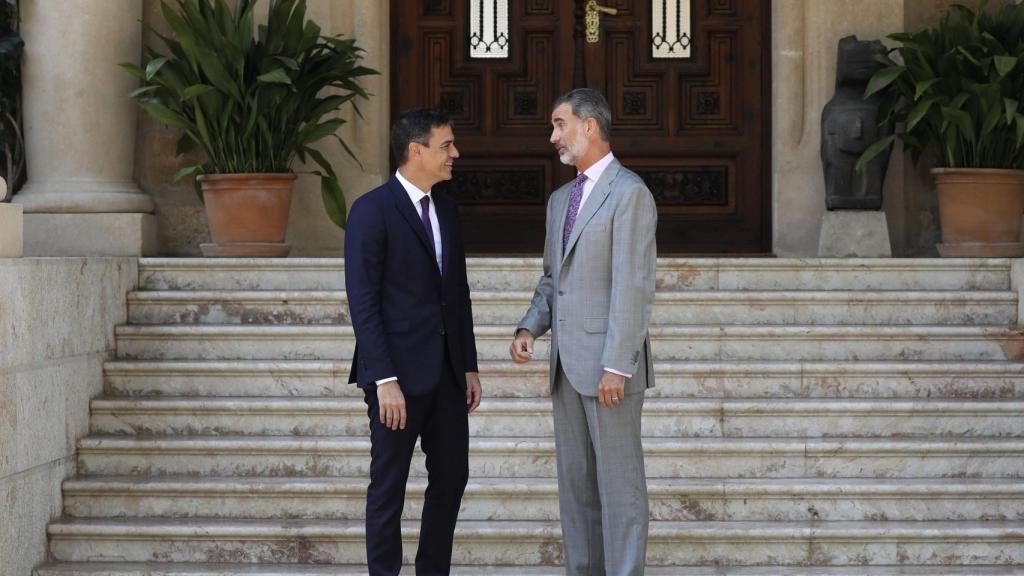 Pedro Sánchez, junto al rey Felipe VI en el palacio de Marivent (Palma de Mallorca), residencia estival del monarca.