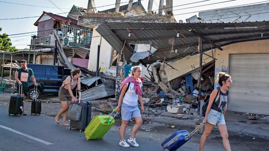 Algunas turistas tratan de llegar al aeropuerto tras el terremoto en Lombok.