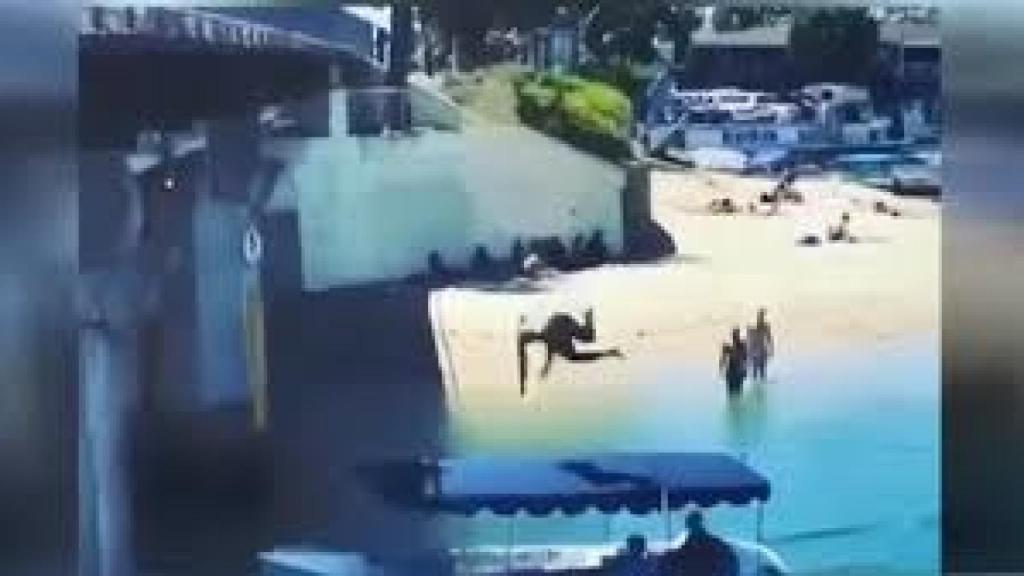 El hombre saltó del puente justo cuando pasaba la embarcación por debajo