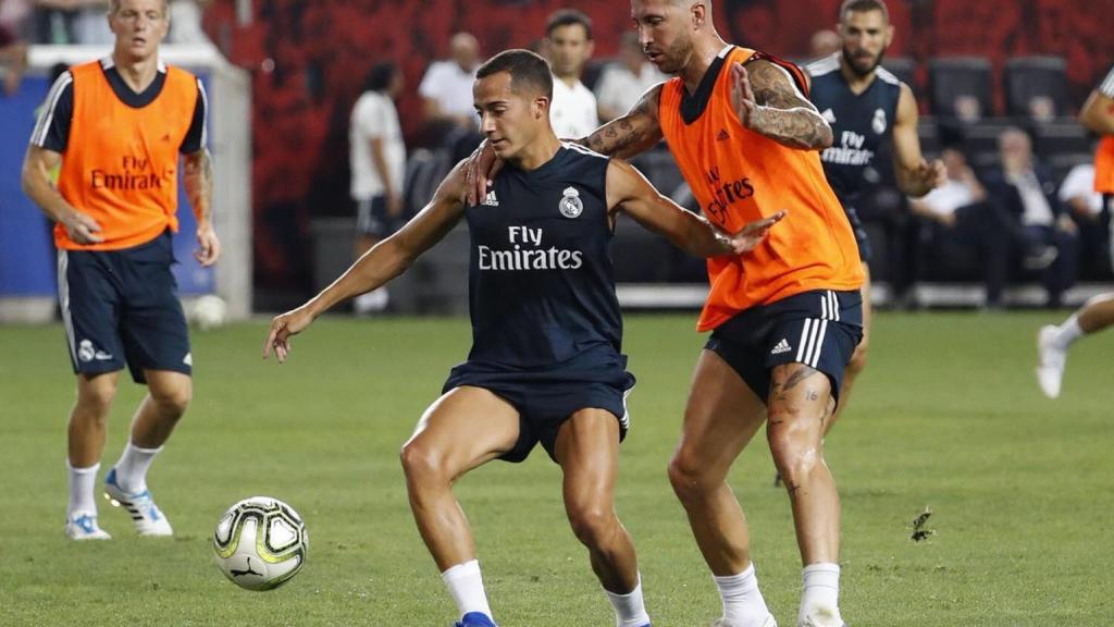 Sergio Ramos y Lucas Vázquez disputan un balón
