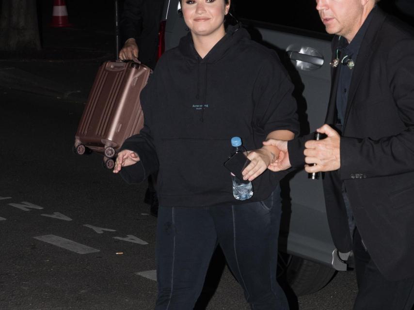 La artista junto a uno de sus escoltas.