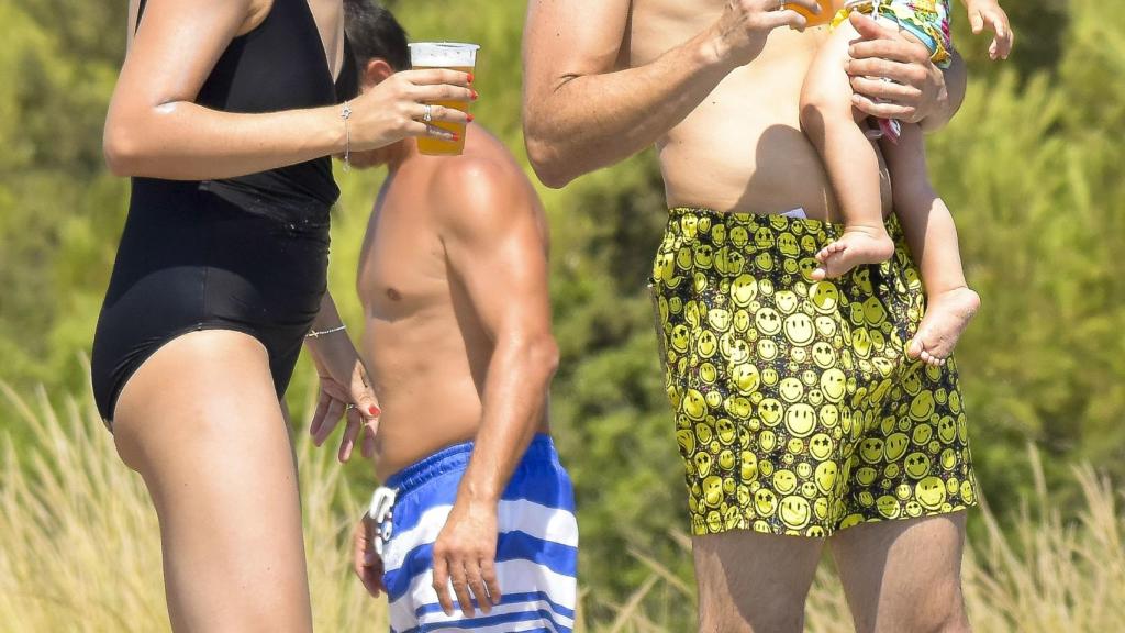 Roberto Leal, Sara Rubio y su hija Lola.