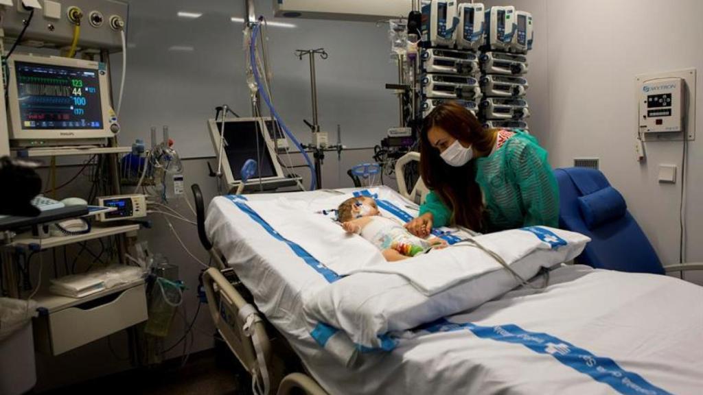 Vanesa cuida a su hija Roma, una de los dos trasplantadas hepáticas.