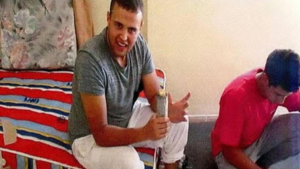 Mohamed Hichamy sosteniendo una granada improvisada en la casa de Alcanar.