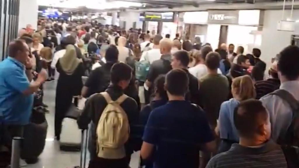 Imágenes del aeropuerto de Frankfurt en el momento de los incidentes.