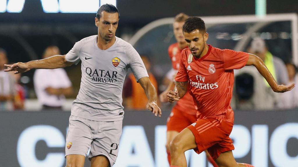 Ceballos contra Pastore en un partido frente a la Roma