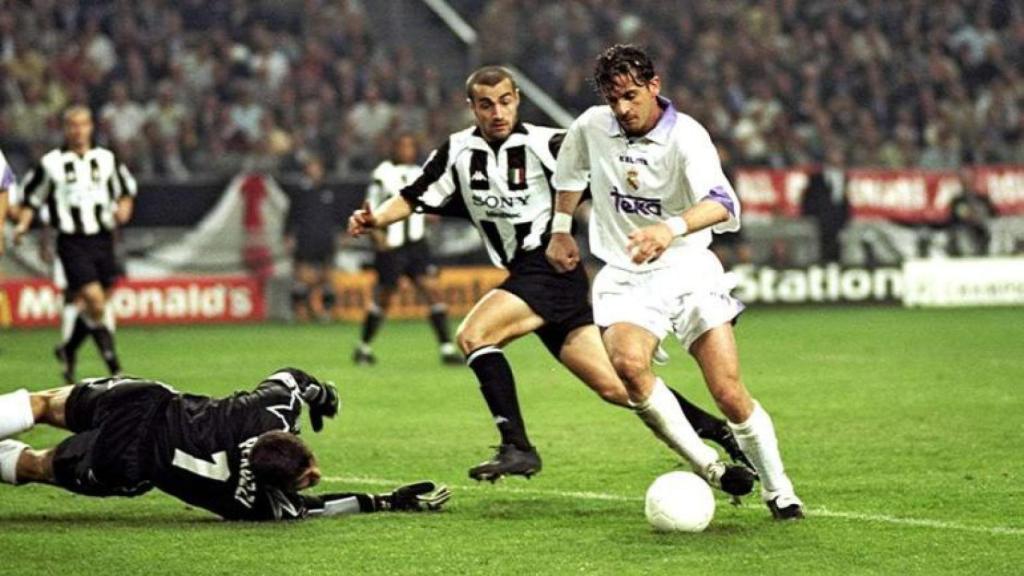 Mijatovic, momentos antes de anotar el gol que le daría la Copa de Europa al Real Madrid.