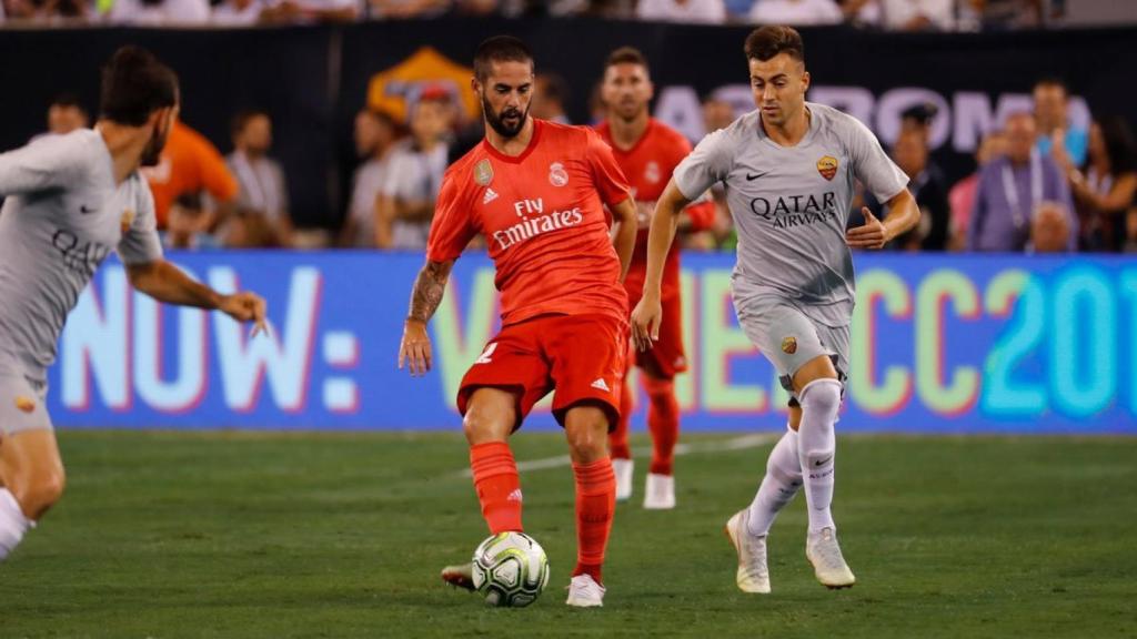 Isco Alarcón, pasando un balón frente a la Roma
