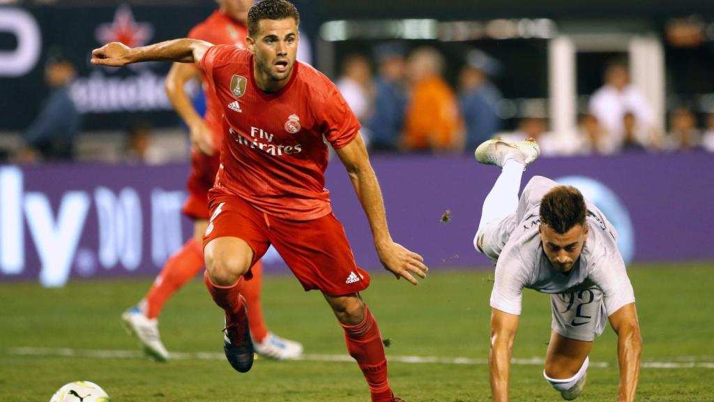 Nacho, protegiendo la pelota ante la Roma