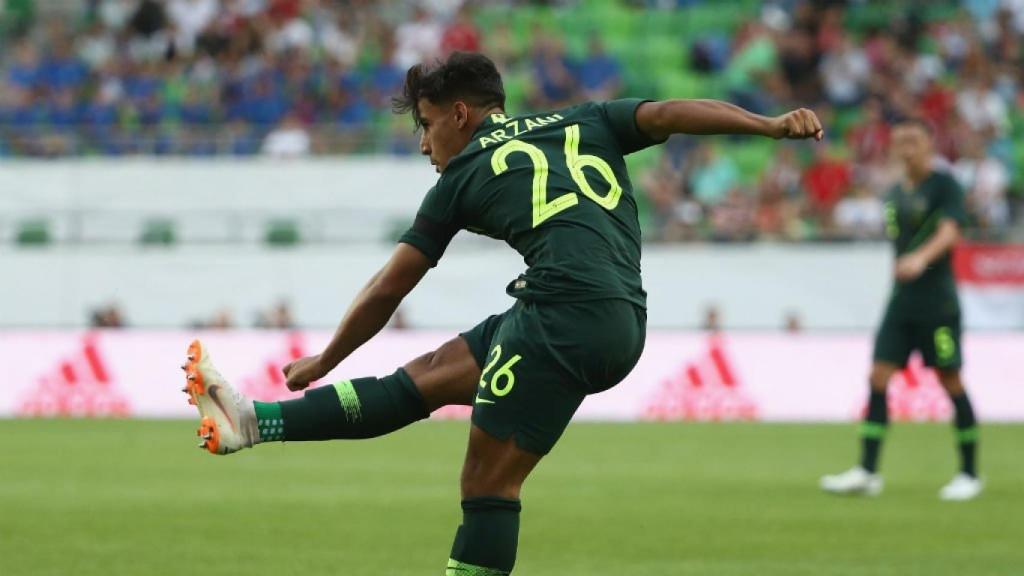 Daniel Arzani, dispara un balón durante un encuentro.