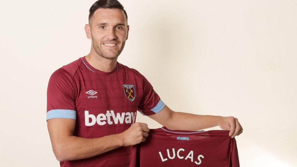 Lucas Pérez posa con la camiseta del West Ham. Foto Twitter (@WestHamUtd)