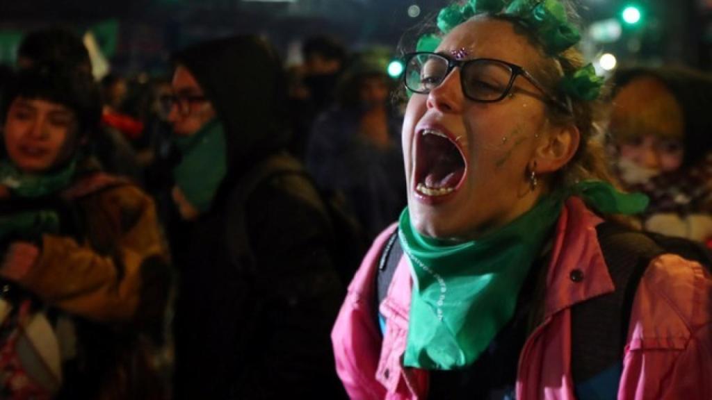 Una mujer protestando contra el rechazo del Senado al proyecto de ley.