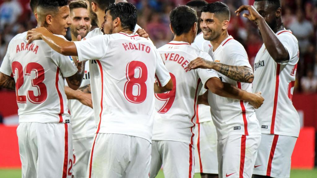 Los jugadores del Sevilla celebran un gol