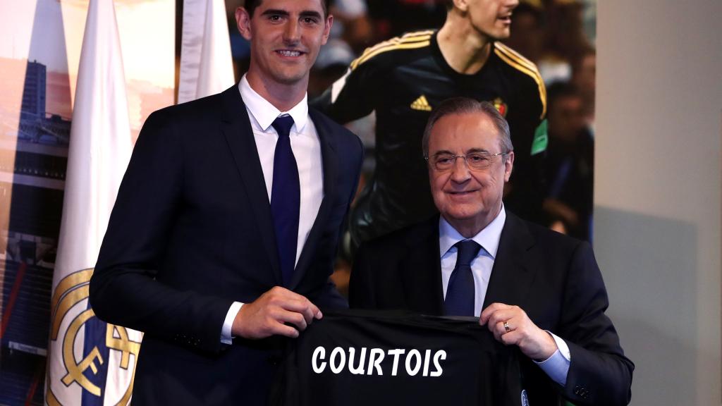 Thibaut Courtois posa con la camiseta del Real Madrid junto a Florentino Pérez