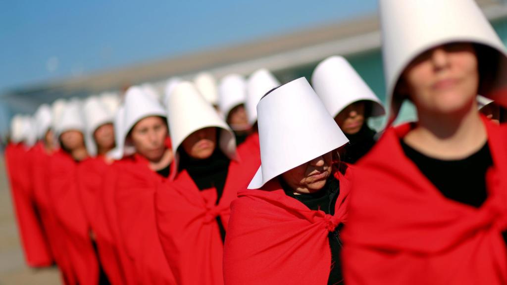 Activistas disfrazadas  de El Cuento de la Criada en una manifestación proaborto en Buenos Aires.
